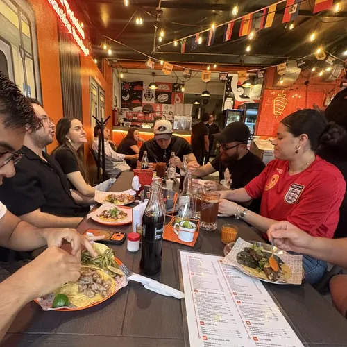 Grupo disfrutando tacos en mesa