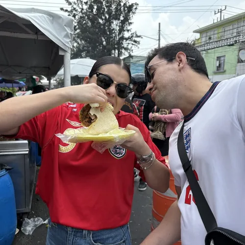 Pareja comiendo taco en la calle