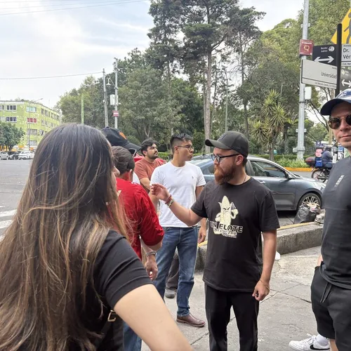 Grupo caminando por CDMX