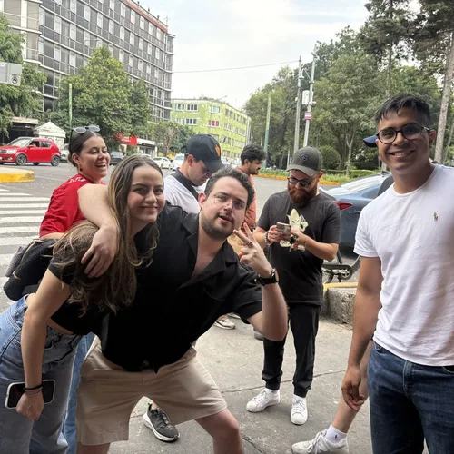Grupo posando en la calle