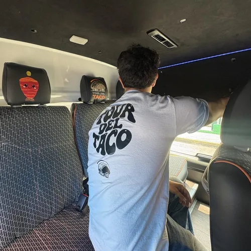 Playera oficial Tour del Taco dentro de la Tacombi