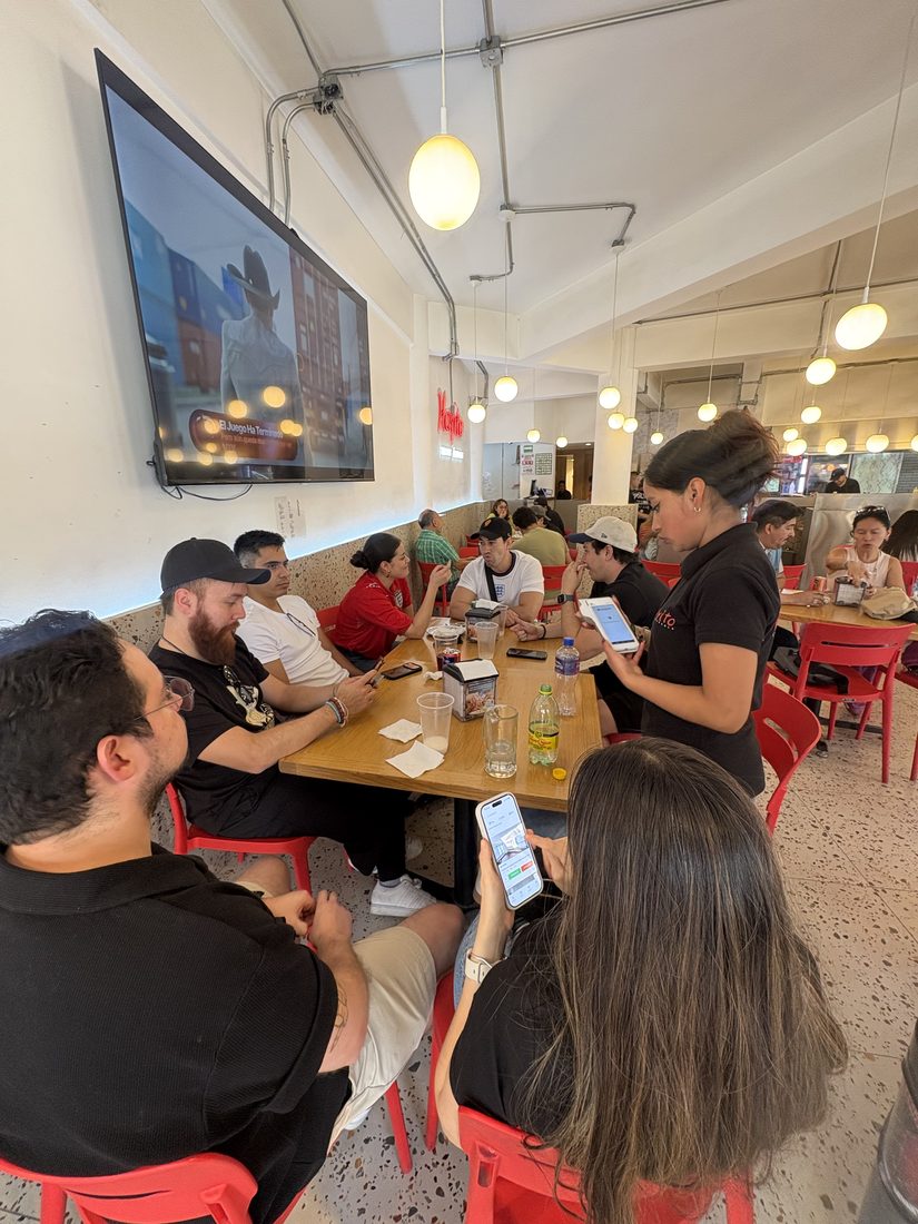 Grupo disfrutando tacos en mesa