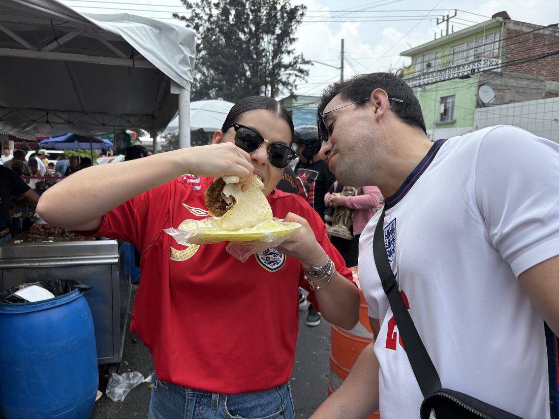 Pareja comiendo taco en la calle