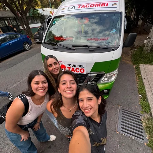 Chicas tomándose una selfie frente a la Tacombi
