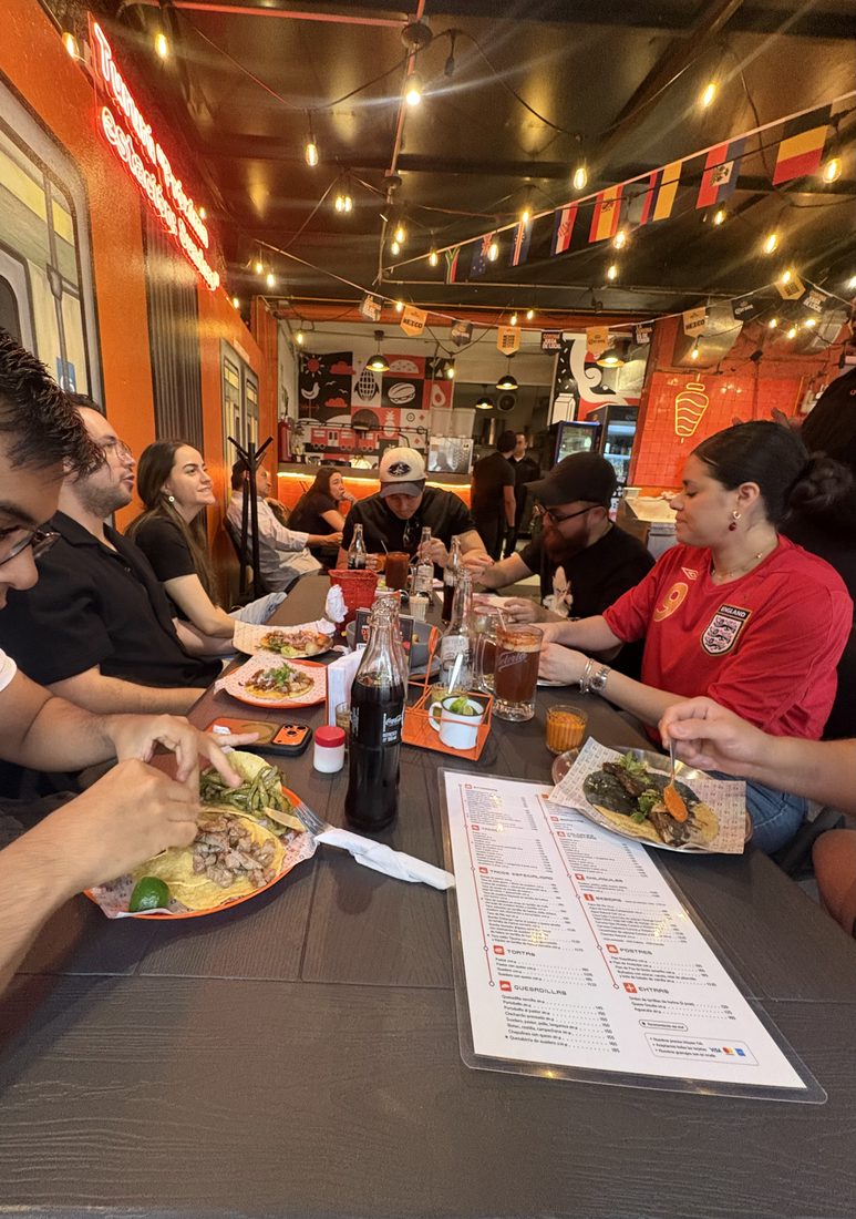 Cena en taquería con decoración