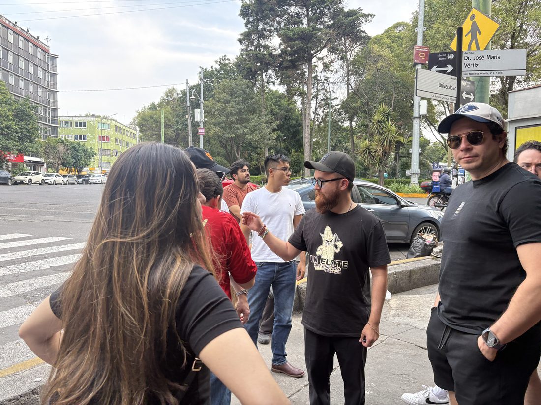 Grupo caminando por CDMX