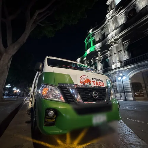 La Tacombi de noche frente al Palacio Municipal
