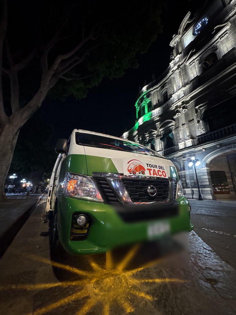 La Tacombi de noche frente al Palacio Municipal